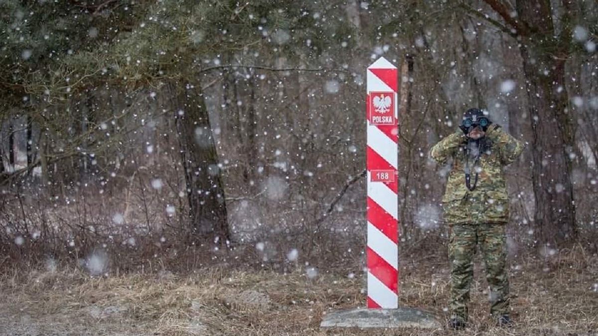 З камінням і лазерами: десятки мігрантів знову намагалися прорватися у Польщу з Білорусі - новини Білорусь - 24 Канал