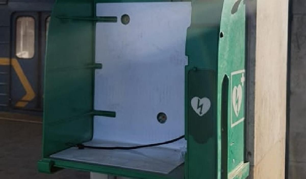 На станції "Лісова" у Києві невідомий намагався поцупити дефібрилятор - Новини Києва - Київ На станції "Лісова" у Києві невідомий намагався поцупити дефібрилятор - Новини Києва - Київ