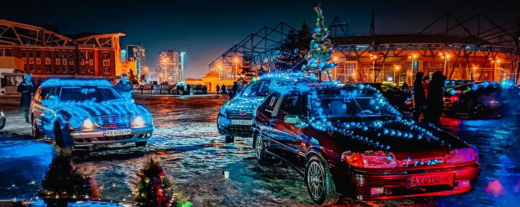 Из украшенных автомобилей в Харькове создали рождественского ангела: сказочные фото Из украшенных автомобилей в Харькове создали рождественского ангела: сказочные фото