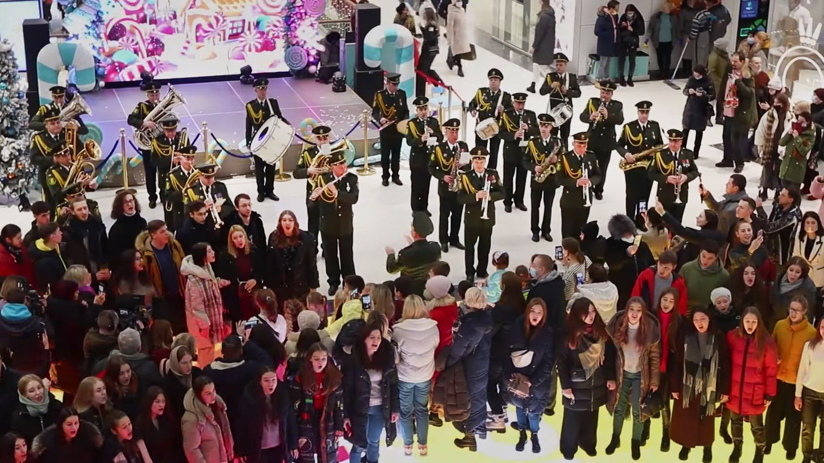 "Щедрик" в исполнении оркестра Нацгвардии: волшебное видео из харьковского ТРЦ "Щедрик" в исполнении оркестра Нацгвардии: волшебное видео из харьковского ТРЦ