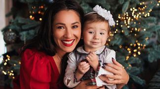 Мама и доченька: Наталка Карпа позировала в новогодней фотосессии с маленькой Златой