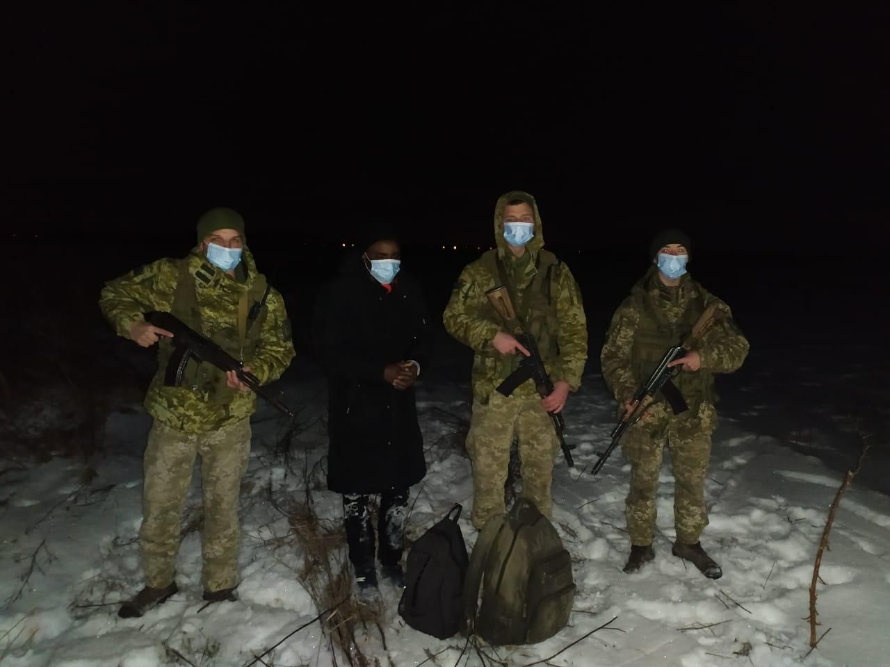 В мороз прыгнул в реку: на Закарпатье нигериец пытался попасть в Словакию В мороз прыгнул в реку: на Закарпатье нигериец пытался попасть в Словакию