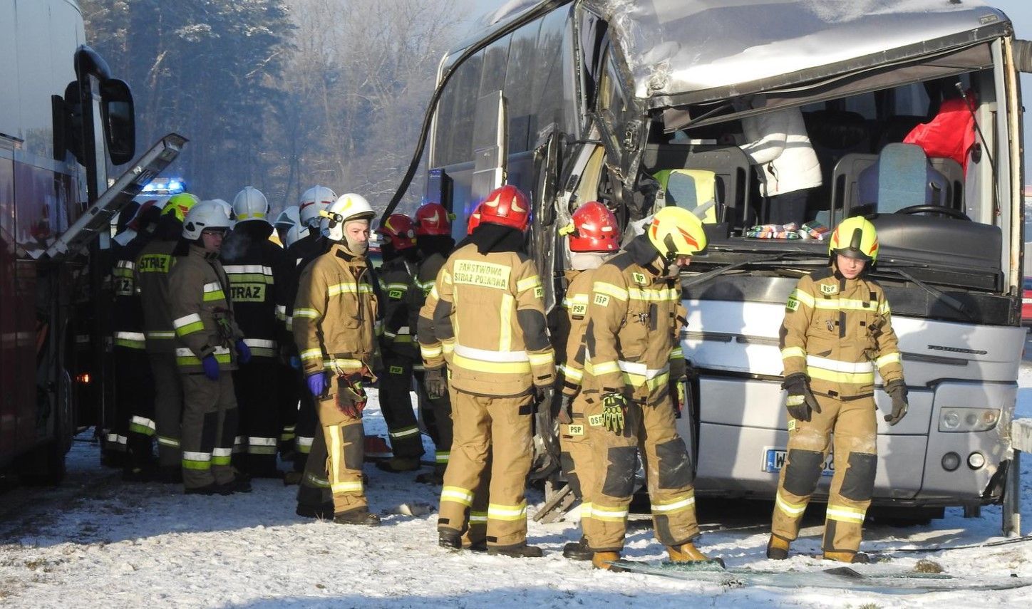 У Польщі автобус зі шкільною екскурсією потрапив у ДТП: постраждали діти - Україна новини - 24 Канал