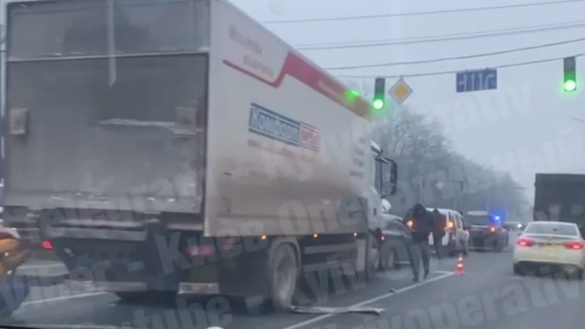 Під Києвом сталася масштабна аварія за участю 6 машин - Київ Під Києвом сталася масштабна аварія за участю 6 машин - Київ