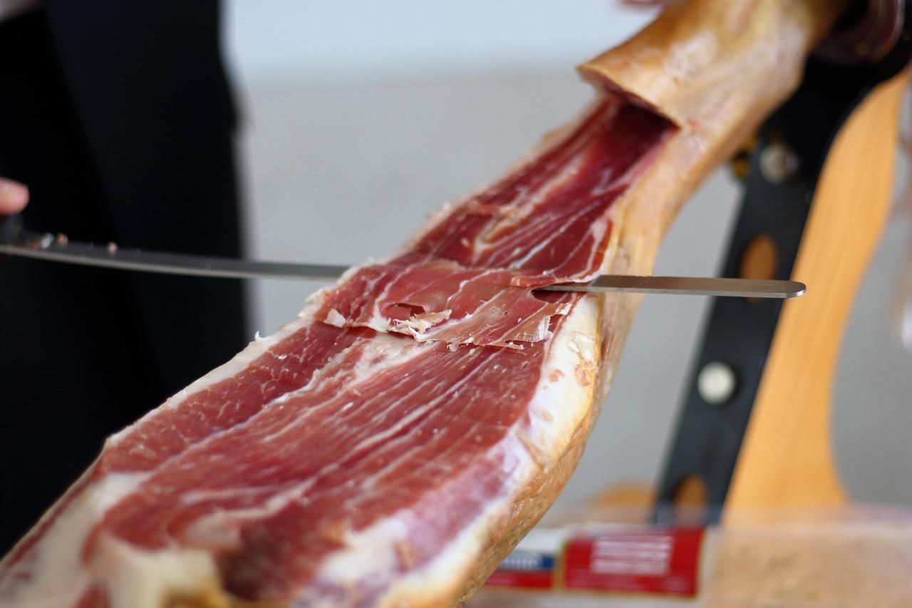 Министр призвал испанцев есть меньше мяса: при чем здесь изменение климата