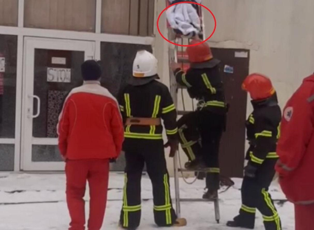 Выпала с 9 этажа: в Одессе с крыши магазина сняли тело женщины