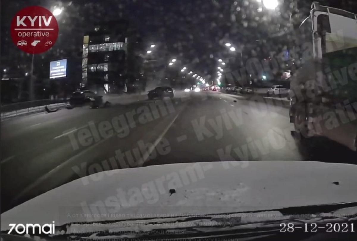 На Лобановського моторошна ДТП паралізувала рух на усіх смугах: приголомшливі кадри - Київ