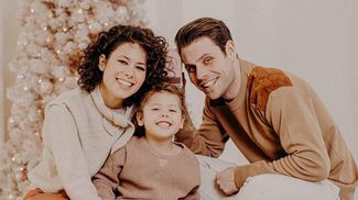 Победитель "Танцев" Артур Логай умилил новогодней фотосессией с женой и сыном