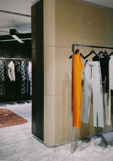 У Києві відкрився перший магазин Off-White, Пасаж на Заньковецької У Києві відкрився перший магазин Off-White, Пасаж на Заньковецької