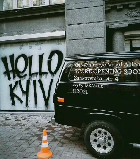 У Києві відкрився перший магазин Off-White, Пасаж на Заньковецької, Вірджил Абло У Києві відкрився перший магазин Off-White, Пасаж на Заньковецької, Вірджил Абло