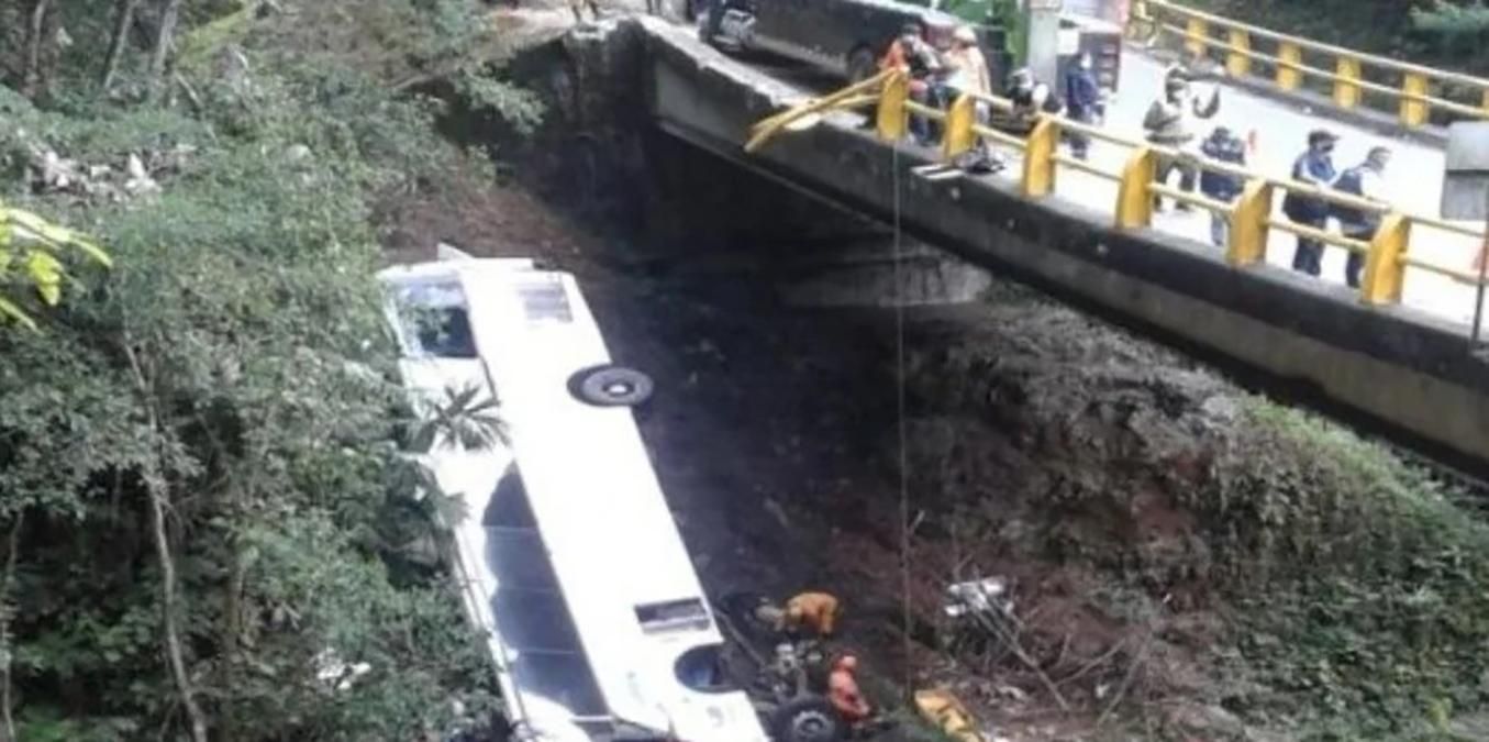 Туристичний автобус у Колумбії зірвався в урвище: є загиблі та десятки постраждалих - 24 Канал