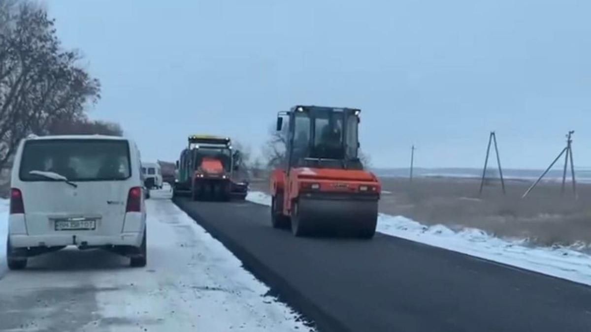 Укладали асфальт на лід: в Укравтодорі пояснили дії підрядників у Одеській області - Новини Одеси - Одеса Укладали асфальт на лід: в Укравтодорі пояснили дії підрядників у Одеській області - Новини Одеси - Одеса
