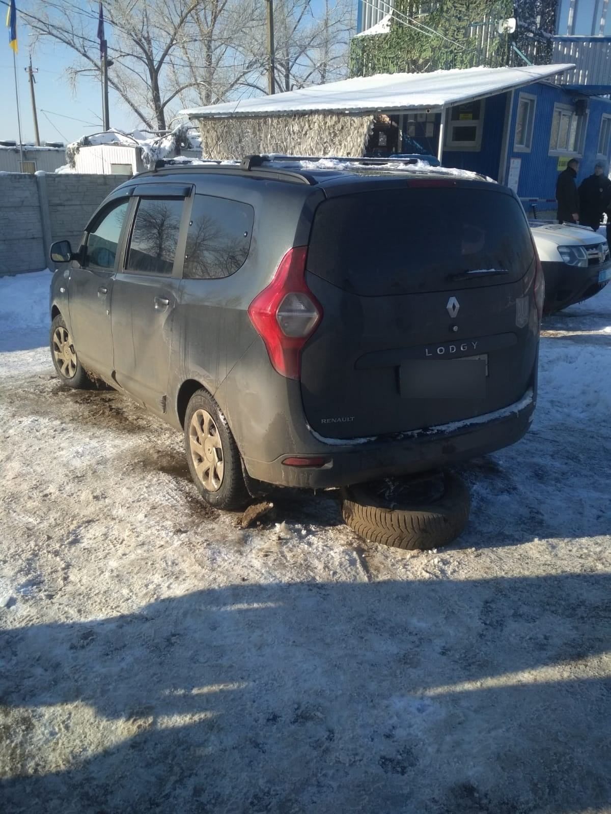"Начинил" авто патронами: на Луганщине задержали киевлянина-волонтера