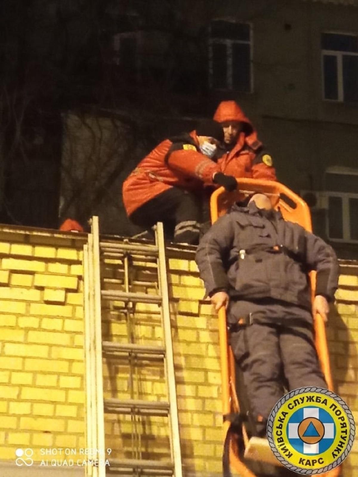 На Хрещатику чоловік застряг на даху гаража, наздоганяючи грабіжників - Новини Києва - Київ