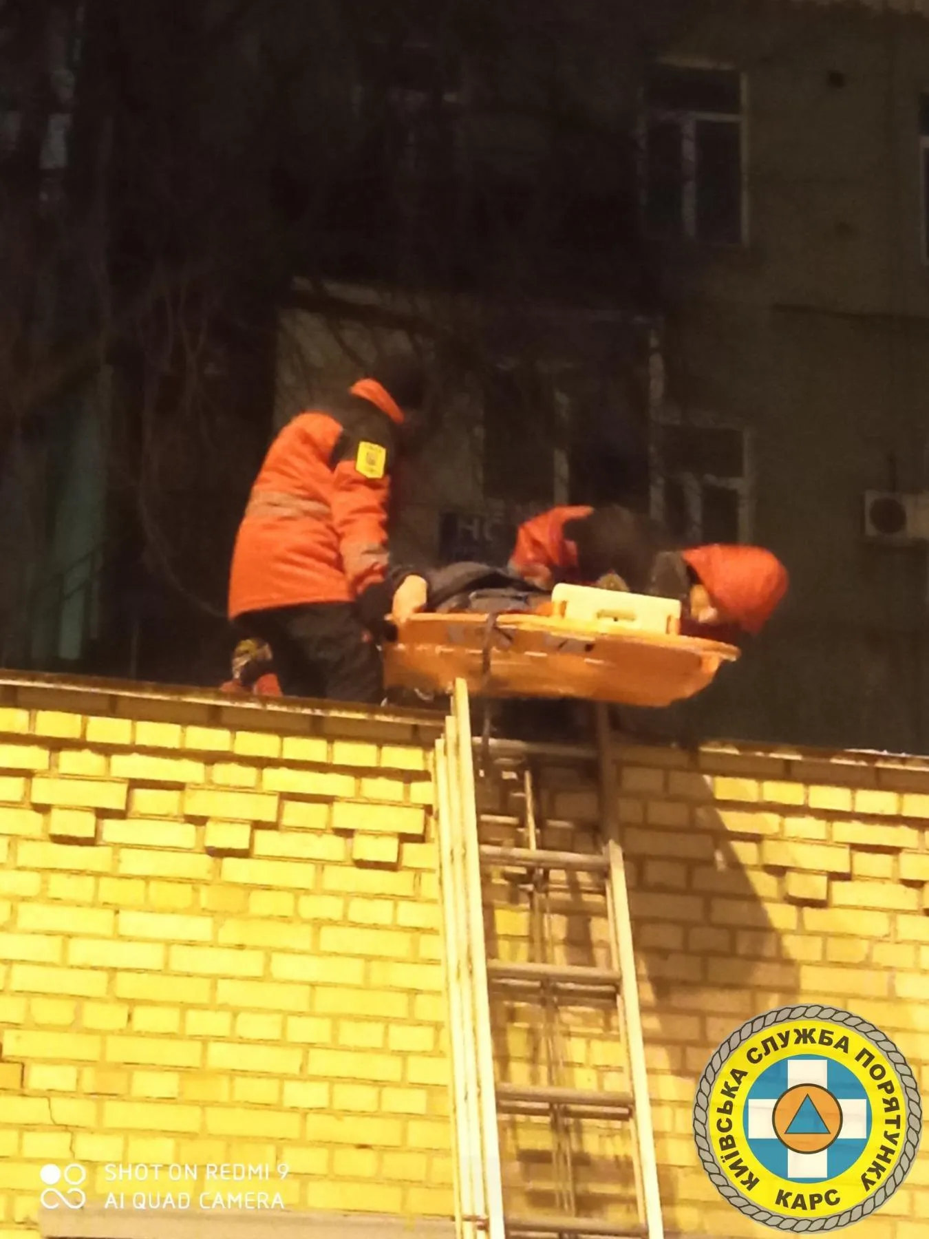 У Києві чоловік застряг на даху гаража, наздоганяючи грабіжників 