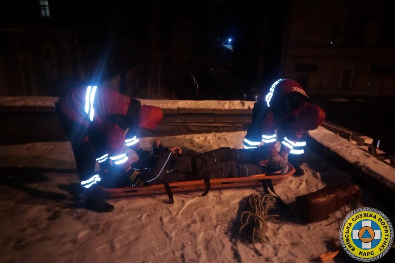 У Києві чоловік застряг на даху гаража, наздоганяючи грабіжників У Києві чоловік застряг на даху гаража, наздоганяючи грабіжників