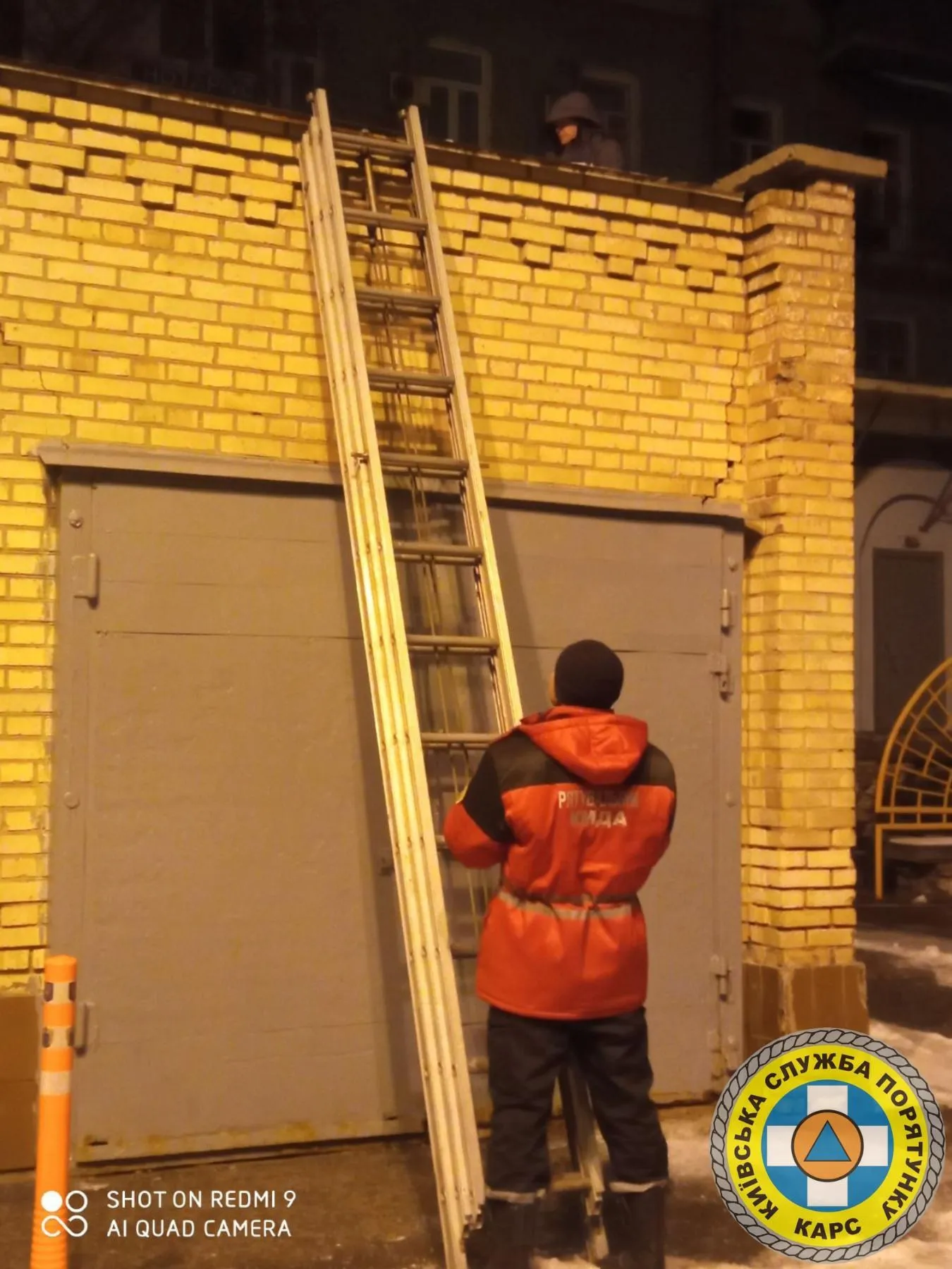 У Києві чоловік застряг на даху гаража, наздоганяючи грабіжників 