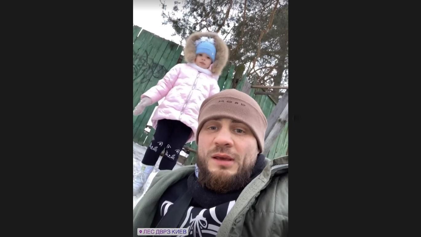 Ти що, мене з ноги, – Берінчик змусив маленьку доньку штовхати його з гірки: кумедне відео