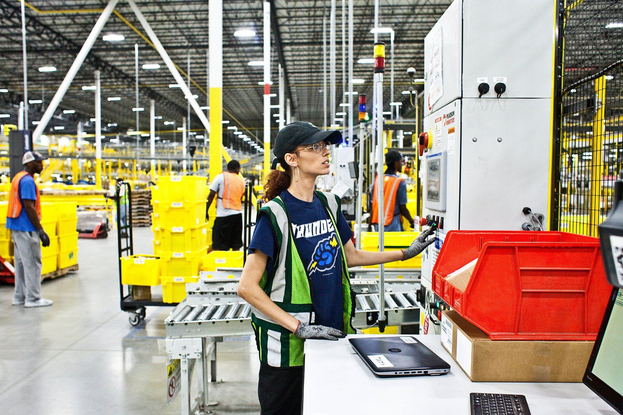 Украинка в Польше обворовала склад Amazon на 100 тысяч злотых