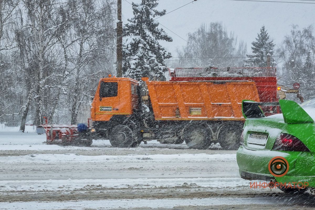 Транспортный коллапс в Днепре: из-за снегопада движение в городе почти остановилось – фото