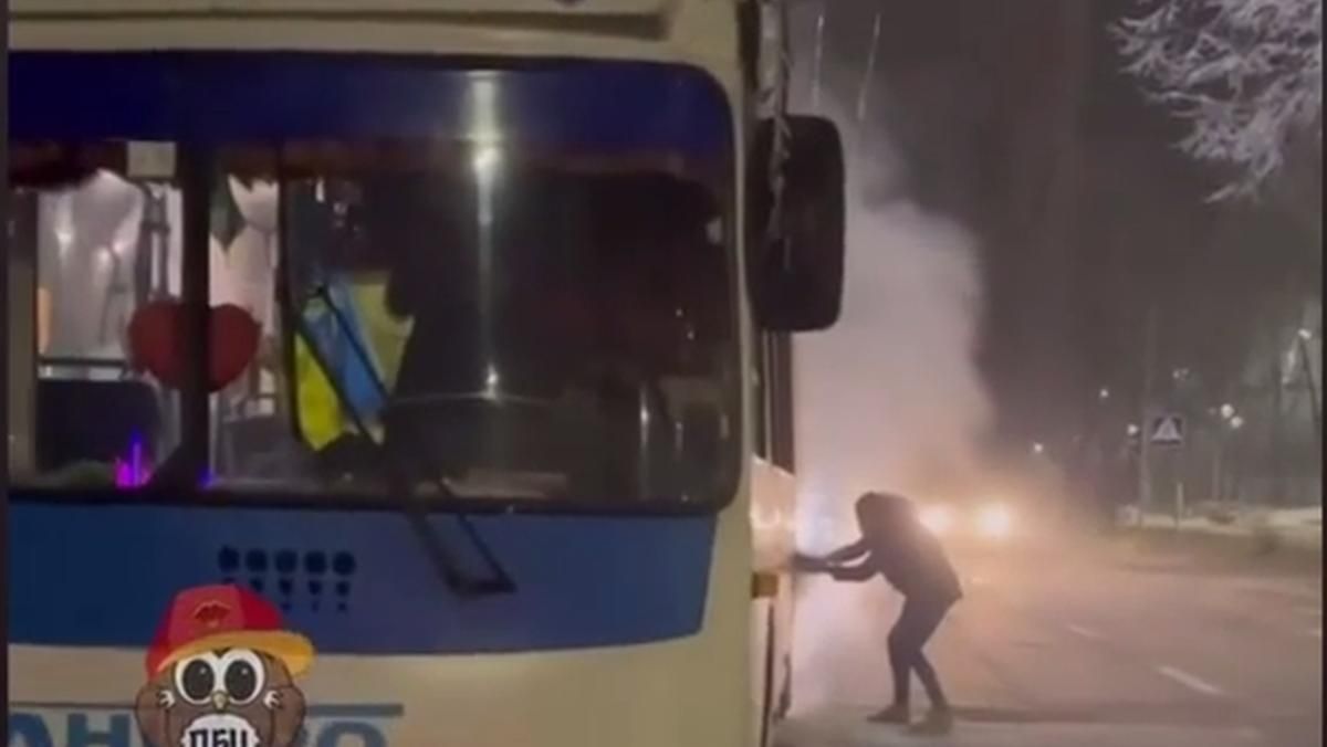 У Білій Церкві на Київщині на ходу загорівся тролейбус - Київ