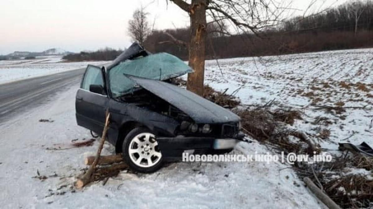 Від удару авто зігнуло навпіл: на Волині в моторошній ДТП загинув хлопець - Україна новини - 24 Канал