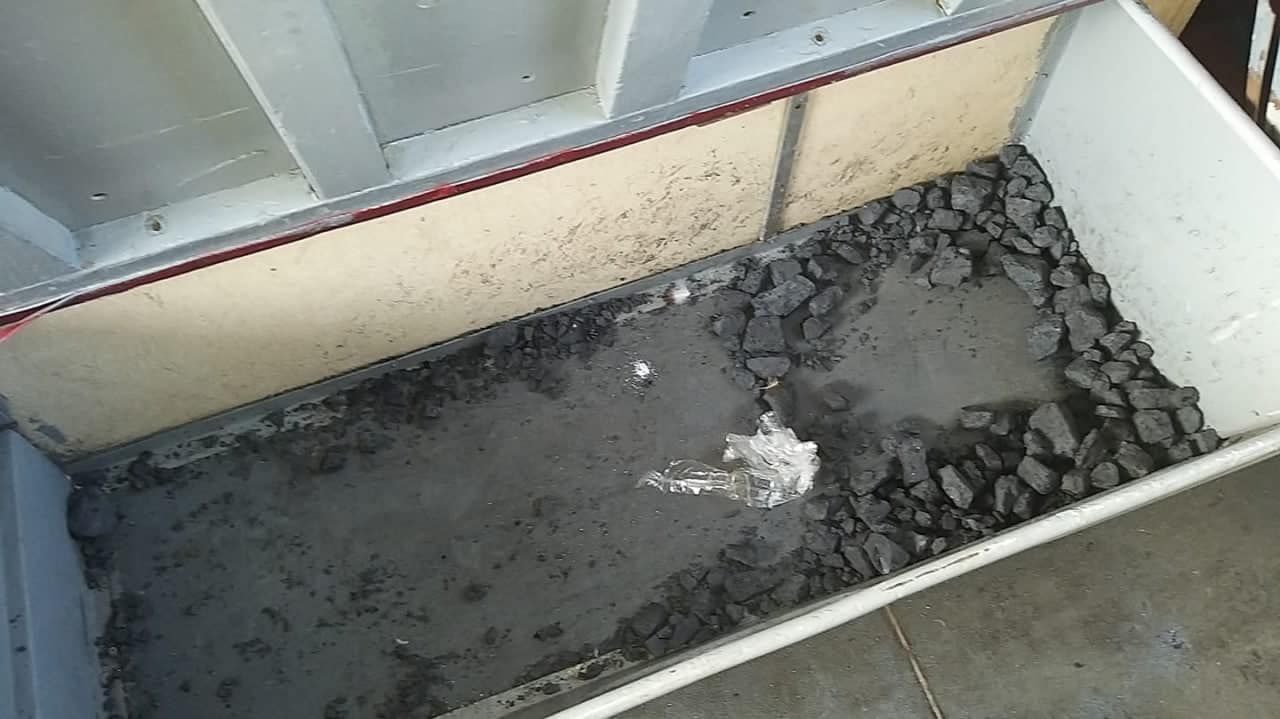 Пасажирка поїзда виявила вугілля у відділенні для валіз: їй запропонували пакет - Україна новини - 24 Канал Пасажирка поїзда виявила вугілля у відділенні для валіз: їй запропонували пакет - Україна новини - 24 Канал