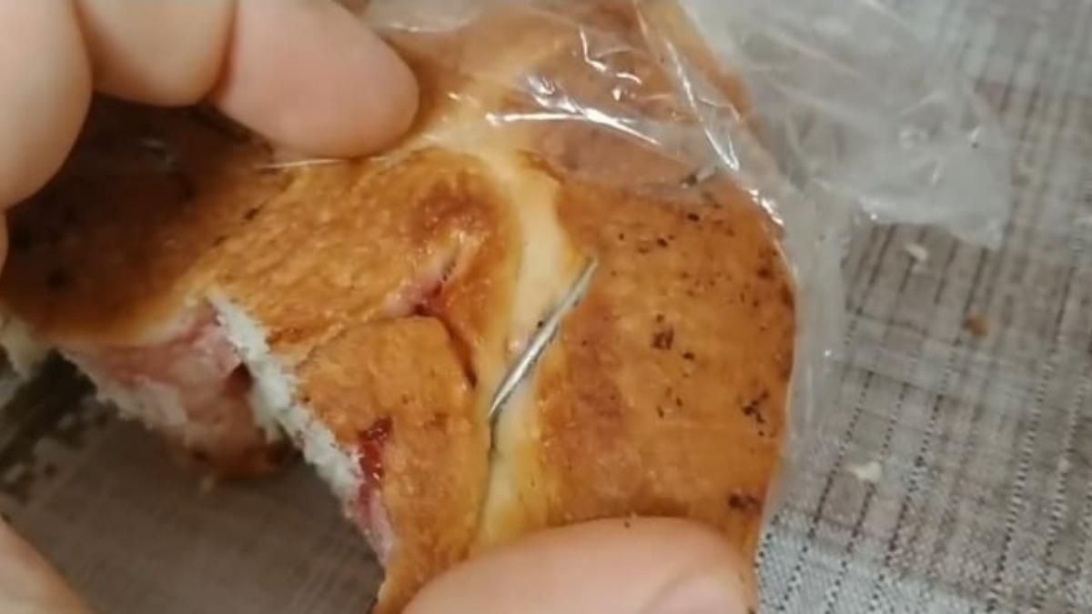 Металлический "сюрприз": житель Харькова нашел необычную вещь в булочке