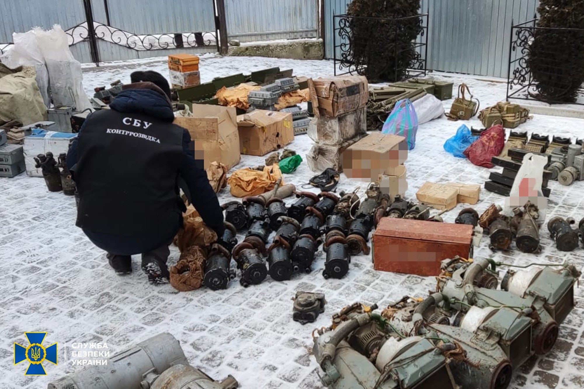 Військовослужбовець з батьком викрали на Хмельниччині комплектуючі до бронетехніки - Україна новини - 24 Канал