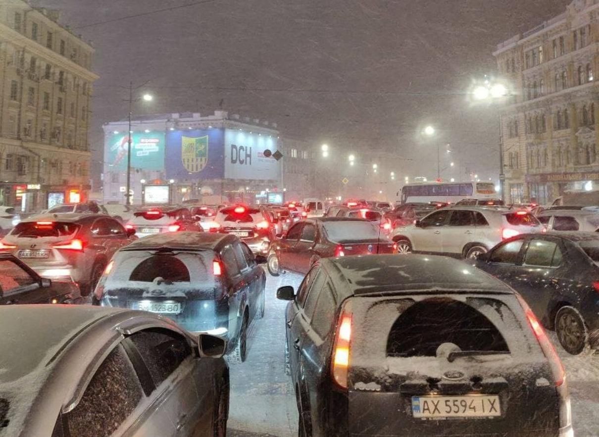 Харьков мощно замело: город сковали пробки