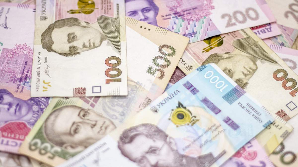 Средняя зарплата в Украине за год выросла почти на 20%
