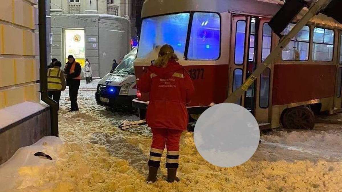 Трамвай сошел с рельсов и насмерть сбил женщину: видео страшной аварии в Днепре - Украина новости - Днепр Трамвай сошел с рельсов и насмерть сбил женщину: видео страшной аварии в Днепре - Украина новости - Днепр