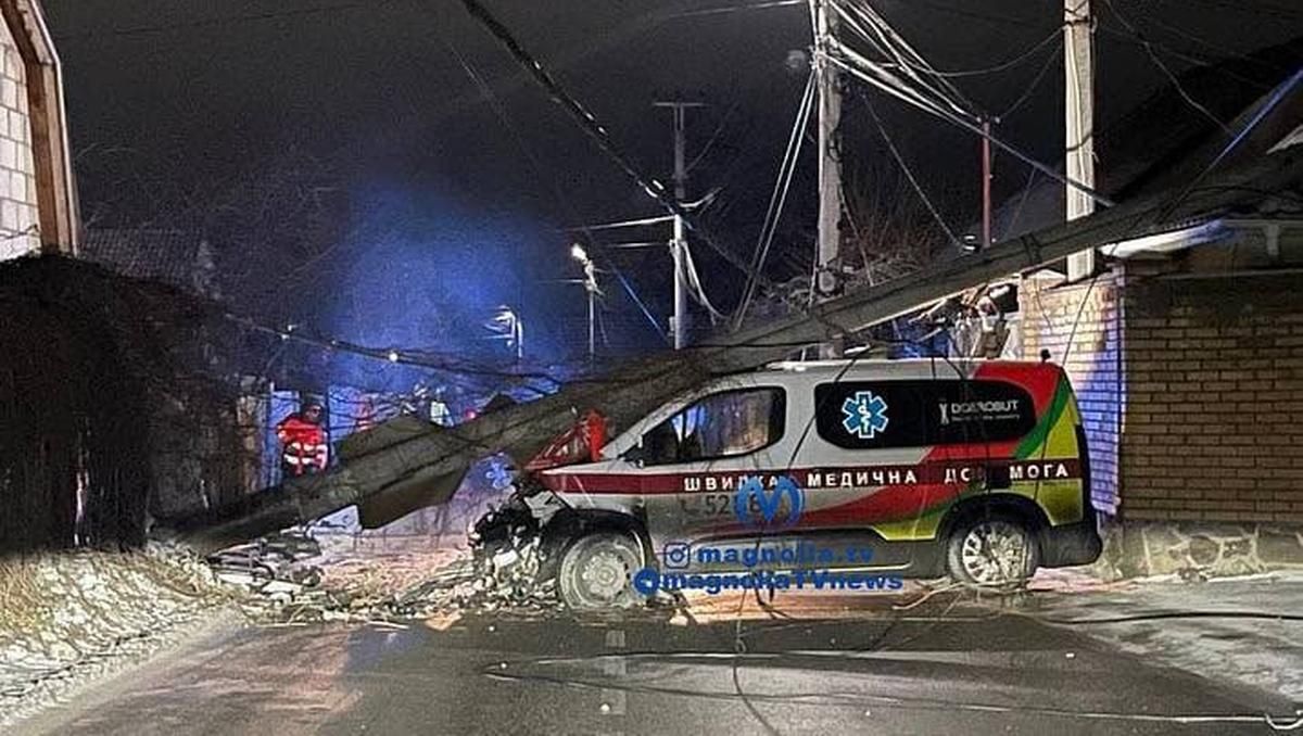 В Софийской Борщаговке скорая повалила столб и заблокировала выезд в Киев