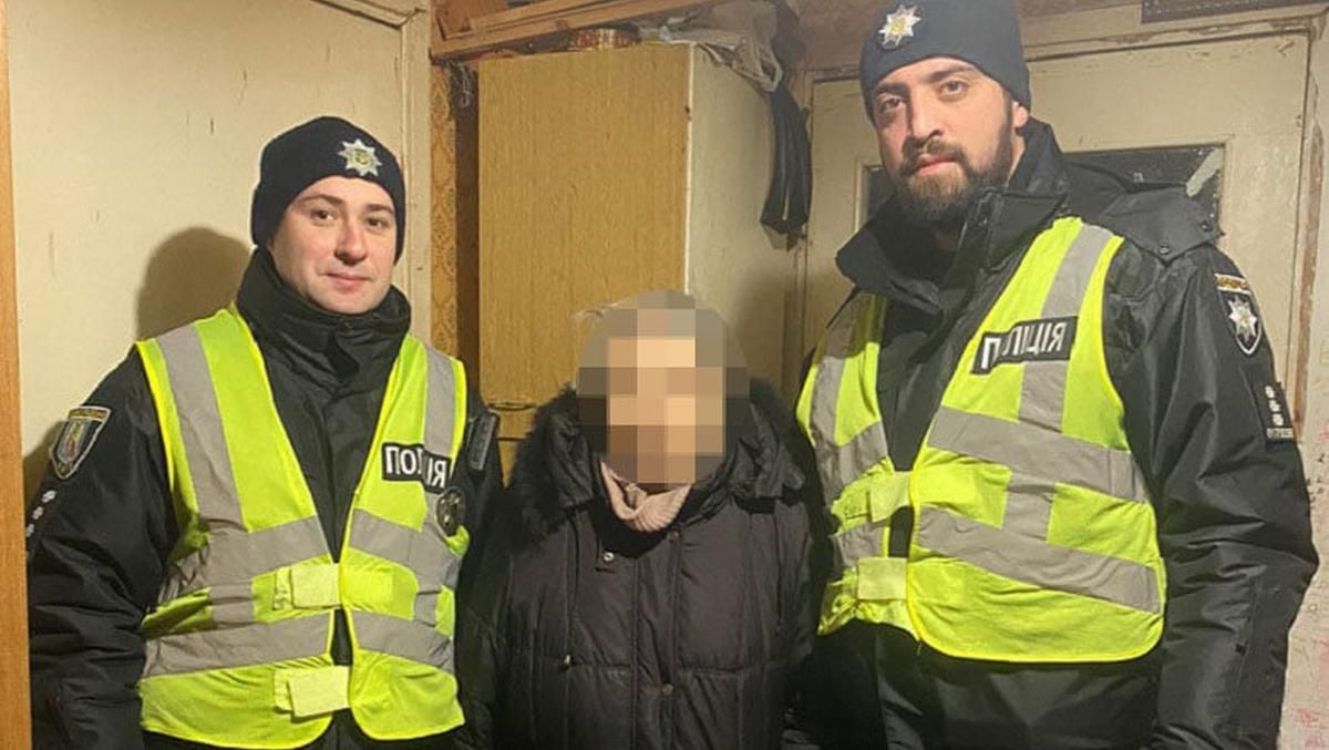 Полицейские спасли пенсионерку, которая двое суток бродила по Киеву Полицейские спасли пенсионерку, которая двое суток бродила по Киеву