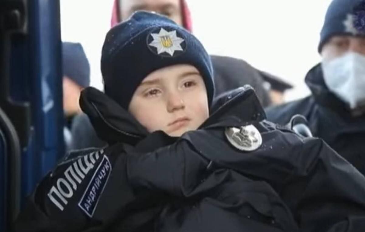 Умер онкобольной мальчик Саша из Черновцов, которого торжественно записали в полицейские
