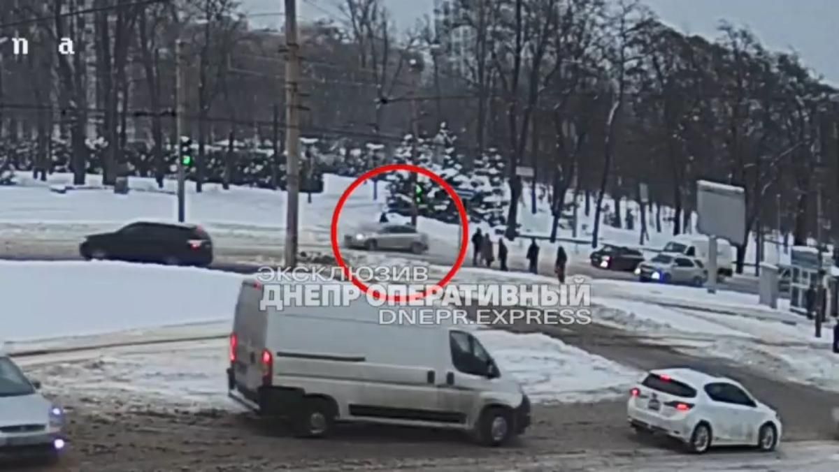 Мчался на красное: водитель Ford сбил женщину в центре Днепра – видео с места происшествия Мчался на красное: водитель Ford сбил женщину в центре Днепра – видео с места происшествия