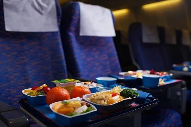 Чому їжа в літаку здається несмачною