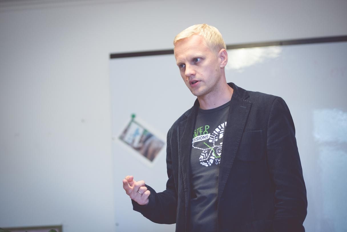 Він прив'язаний до Заходу, – Шабунін про те, як протидіяти каналам Ахметова - 24 Канал Він прив'язаний до Заходу, – Шабунін про те, як протидіяти каналам Ахметова - 24 Канал