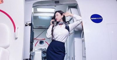 Залізла в багажну полицю та звісила стрункі ноги в мініспідниці: стюардеса вразила мережу