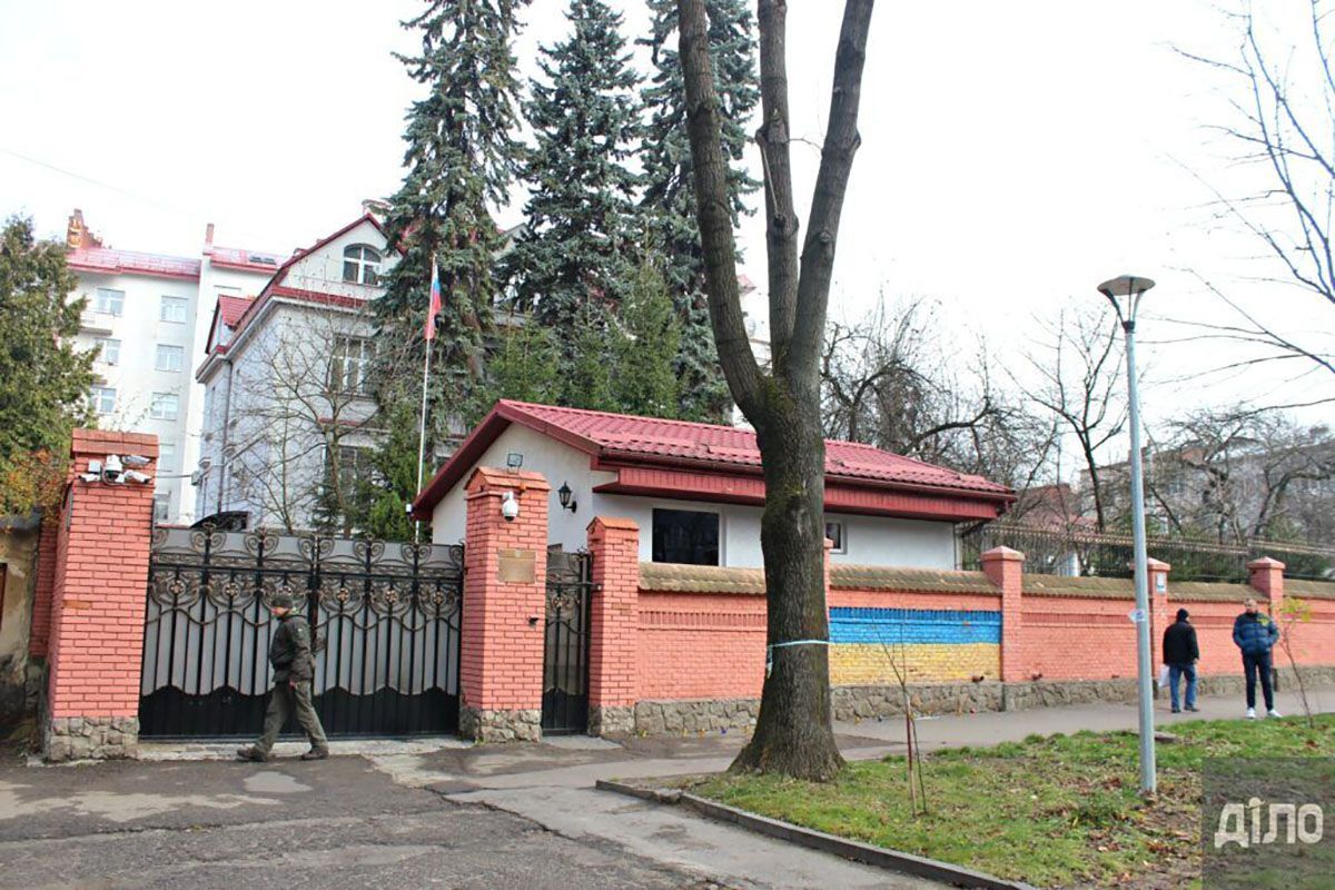 Полиция задержала подозреваемого в нападении на генконсульство России во Львове Полиция задержала подозреваемого в нападении на генконсульство России во Львове