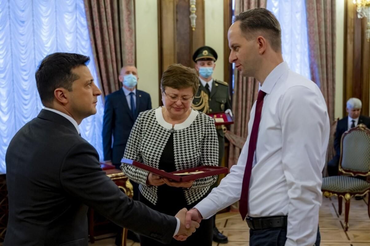 Зеленський зустрівся з сім'ями військових, які посмертно стали Героями України - 24 Канал Зеленський зустрівся з сім'ями військових, які посмертно стали Героями України - 24 Канал