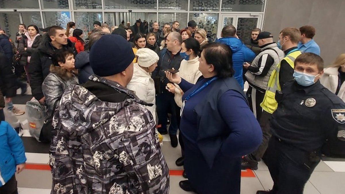 Дві доби в аеропорту: у Запоріжжя сотні туристів не можуть вилетіти до Єгипту - Свіжі новини Запоріжжя - 24 Канал