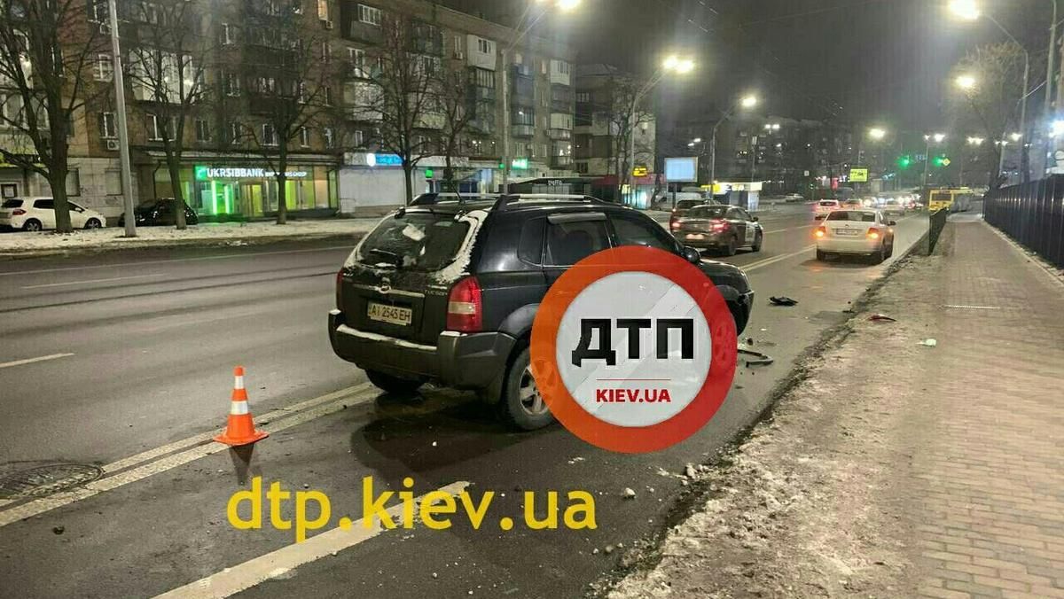 В Киеве пьяный виновник ДТП с друзьями нападал на людей, с места аварии исчезли документы В Киеве пьяный виновник ДТП с друзьями нападал на людей, с места аварии исчезли документы