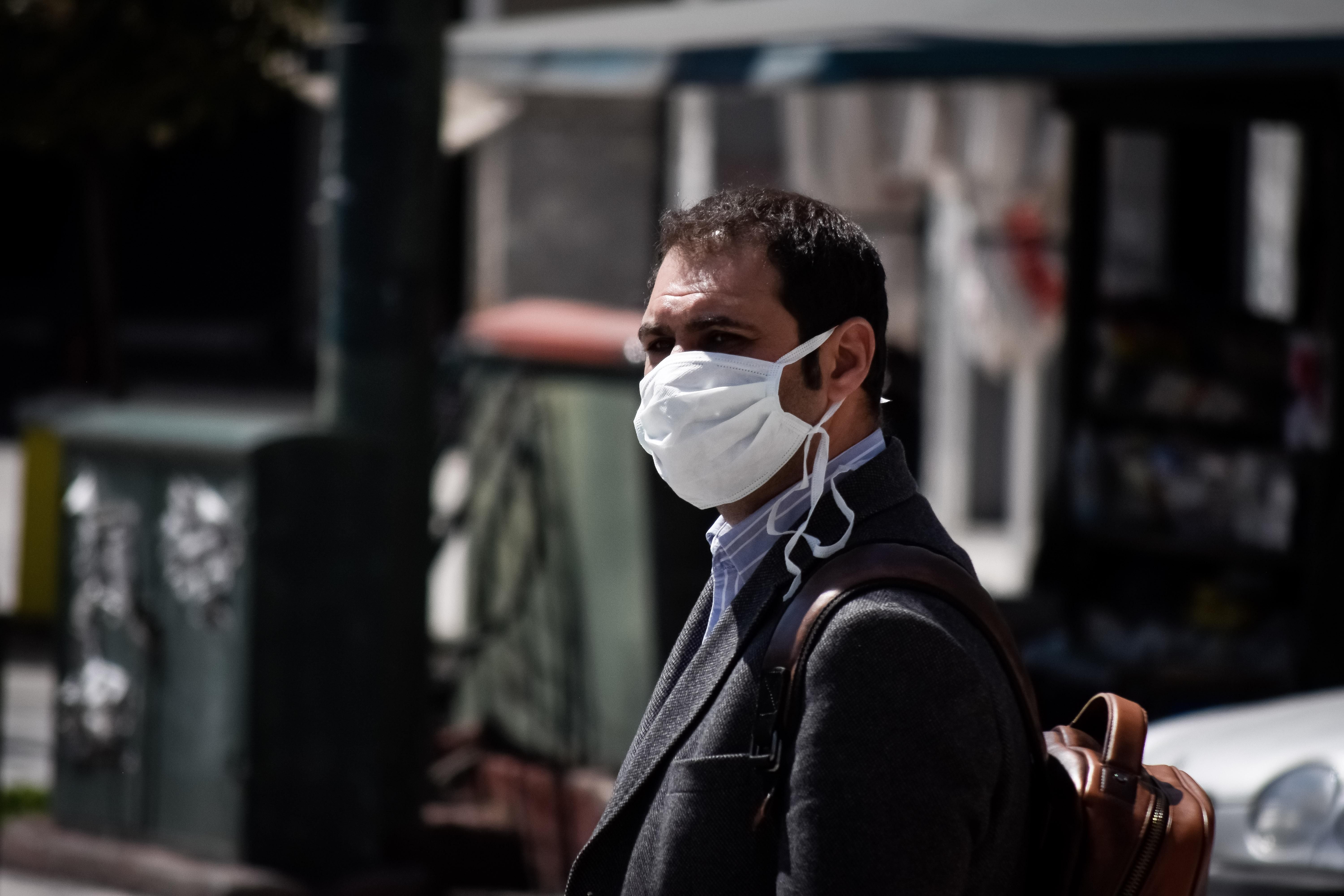 В Париже маски обязали носить даже на улице: нарушителям грозит штраф В Париже маски обязали носить даже на улице: нарушителям грозит штраф