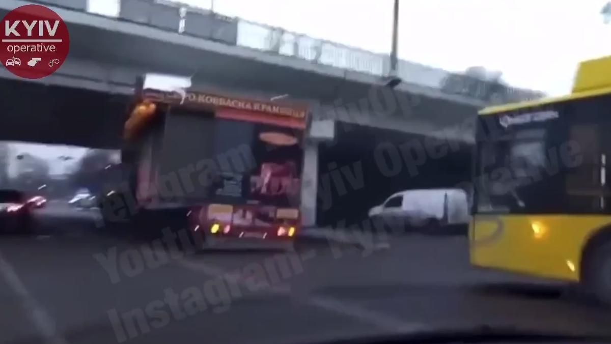 У Києві вантажівка з МАФом не пролізла під новим шляхопроводом та зупинила тролейбуси - Київ