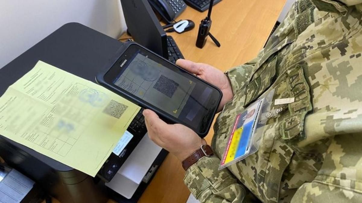 Украинка и иностранец попытались попасть на одесский паром с поддельным COVID-сертификатом Украинка и иностранец попытались попасть на одесский паром с поддельным COVID-сертификатом