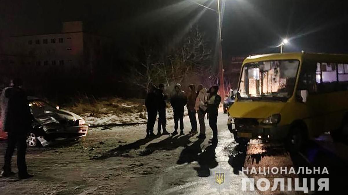 Во Львовской области подросток на BMW протаранил маршрутку: есть пострадавшие