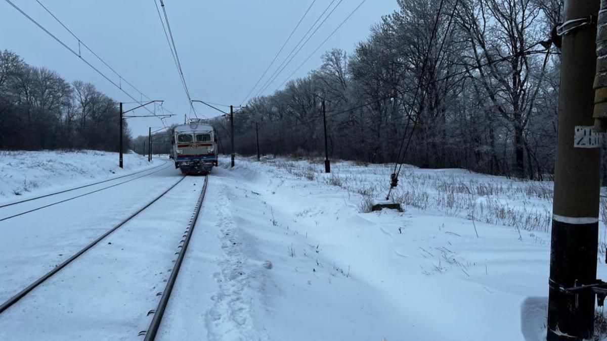 Поїзд протаранив мікроавтобус на залізничному переїзді в Харківській області: є загиблий - Новини Харкова сьогодні - Харків