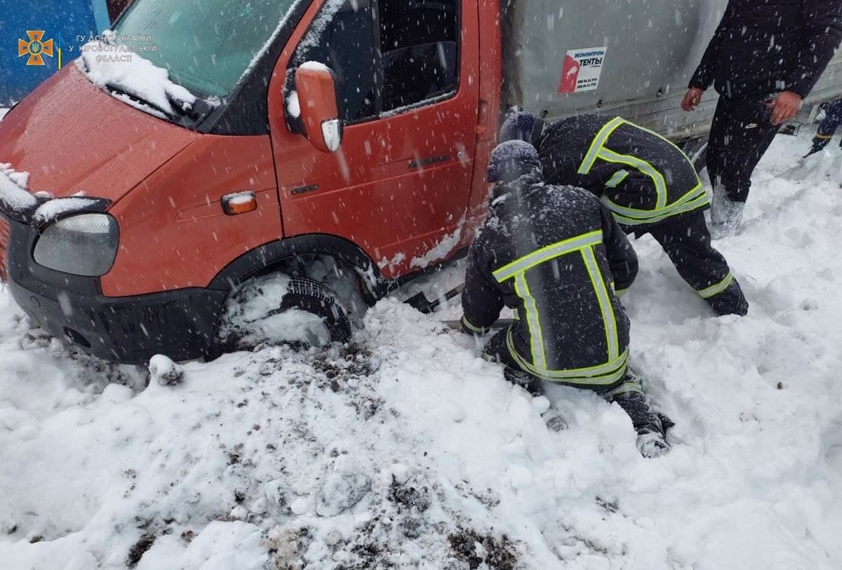 Намело 30 сантиметров снега: на Кировоградщине ликвидируют последствия непогоды Намело 30 сантиметров снега: на Кировоградщине ликвидируют последствия непогоды