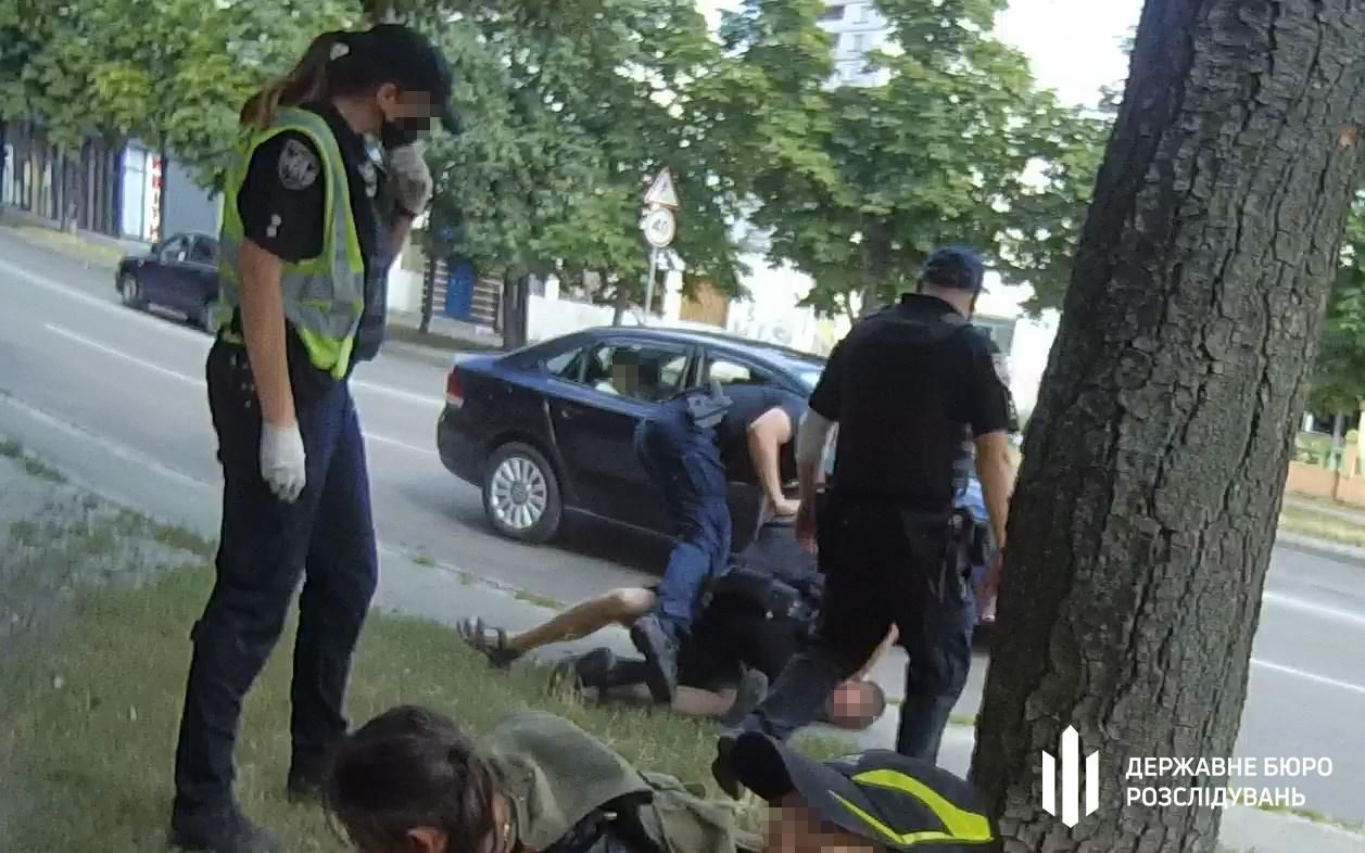 ГБР подозревает киевских полицейских в избиении адвоката: возмутительное видео ГБР подозревает киевских полицейских в избиении адвоката: возмутительное видео